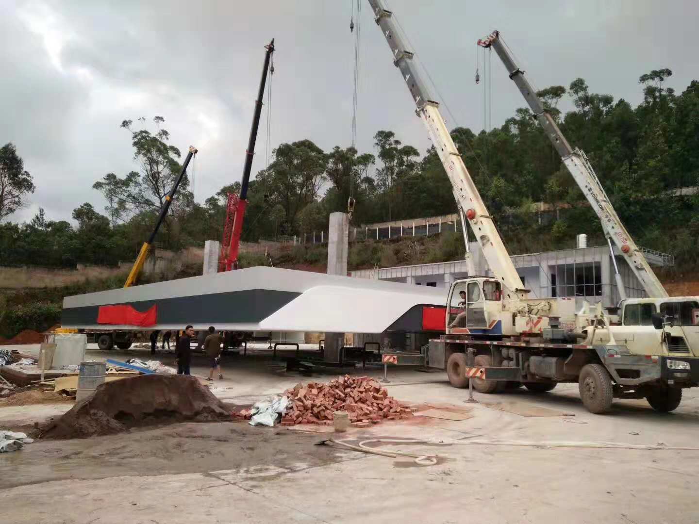 加油站网架吊装前准备现场实景图片